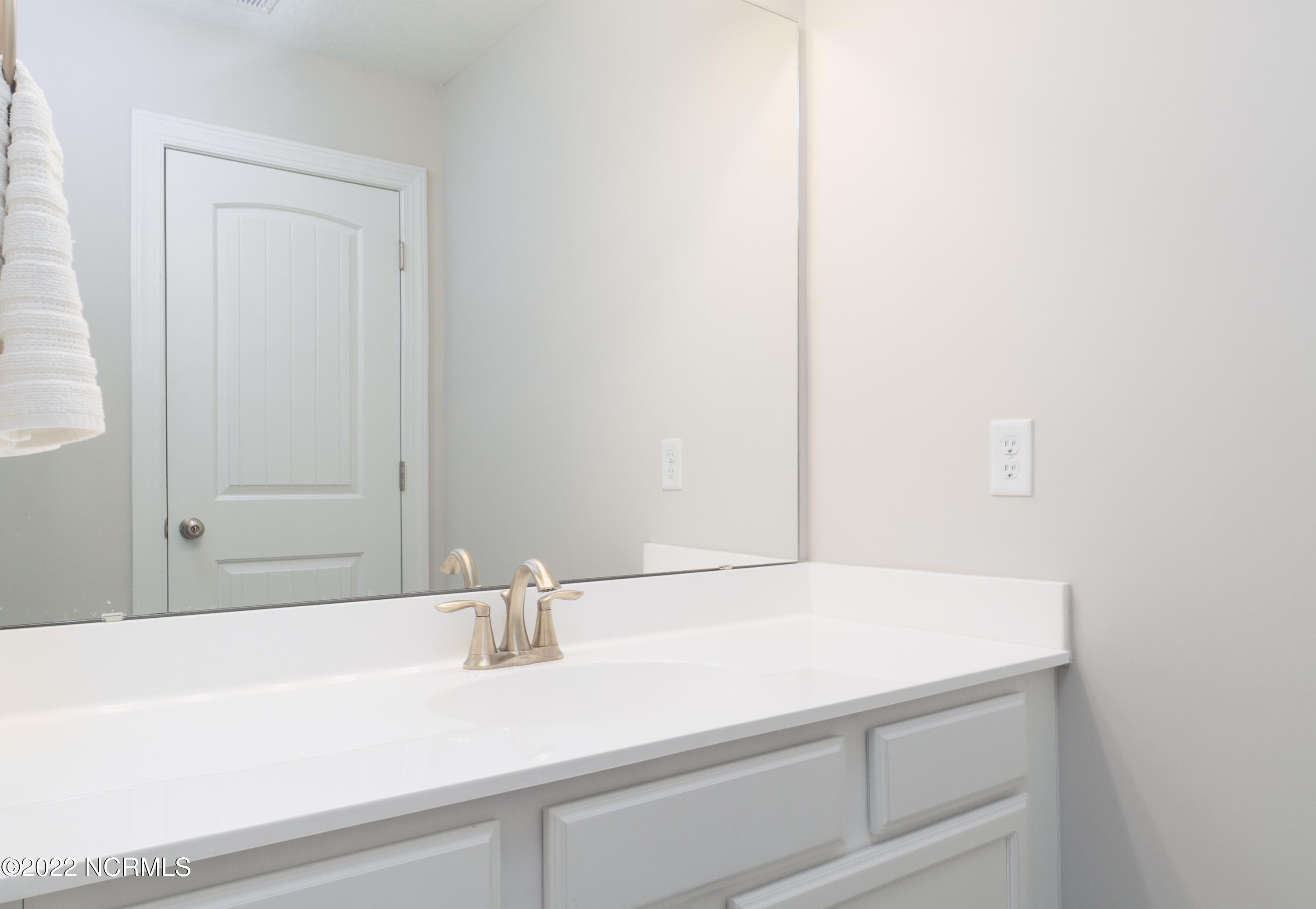 120 Colonial Post Road Jacksonville, NC 28546 - Photo 27 of 59 Hallway Bath 1