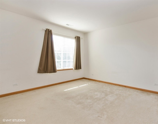 296 Evergreen Circle Gilberts, IL 60136 - Photo 5 of 10 an empty room with a window