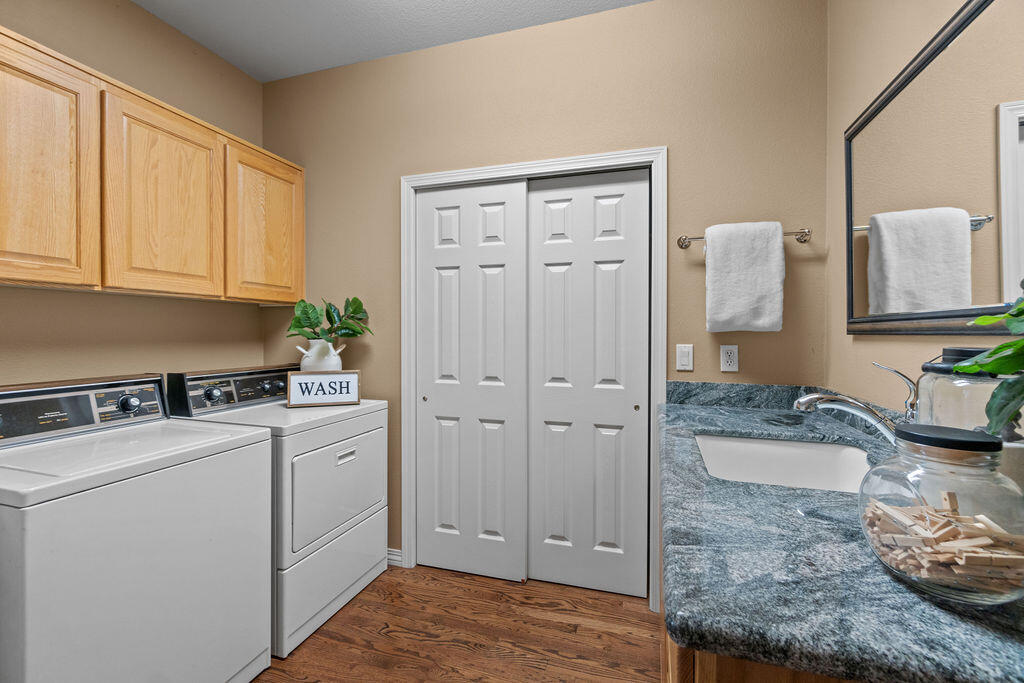 61957 Fall Creek Loop Bend, OR 97702 - Photo 24 of 42 Laundry