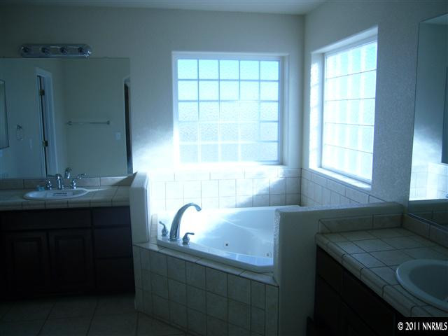 1880 Heidi Road Fallon, NV 89406 - Photo 7 of 13 a bathroom with a sink and a bathtub