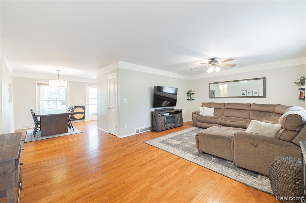 22205 Meridian Road Grosse Ile, MI 48138 - Photo 9 of 42 Gallery Image 9