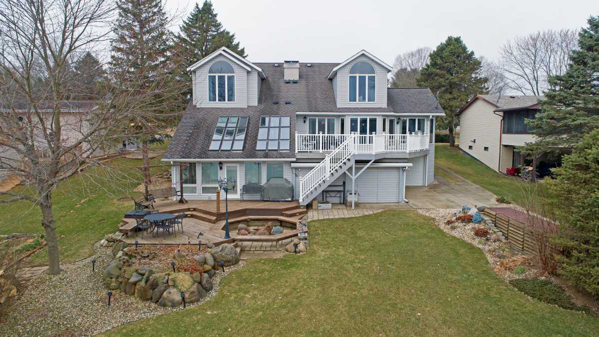 532 Baintree Road Lake Summerset, IL 61019 - Photo 1 of 25 a front view of a house with garden