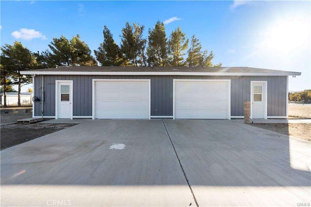 34232 Maui Road Newberry Springs, CA 92365 - Photo 11 of 35 front view of a house