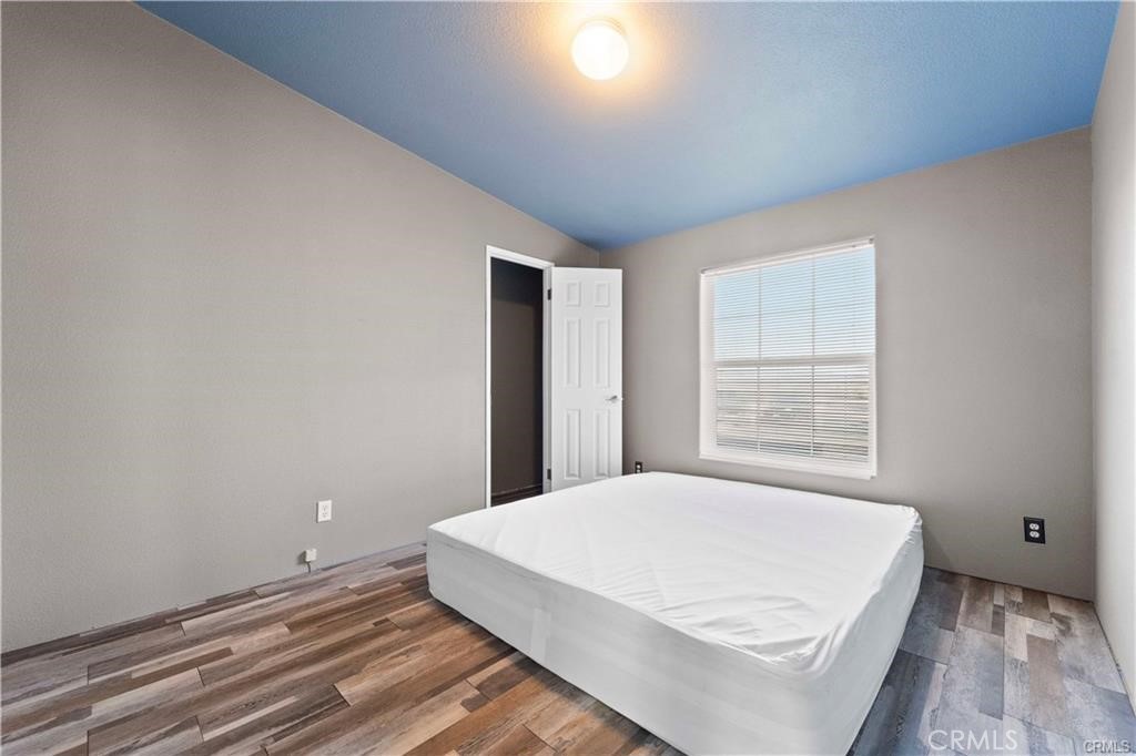 34232 Maui Road Newberry Springs, CA 92365 - Photo 17 of 35 a spacious bedroom with a bed and a window