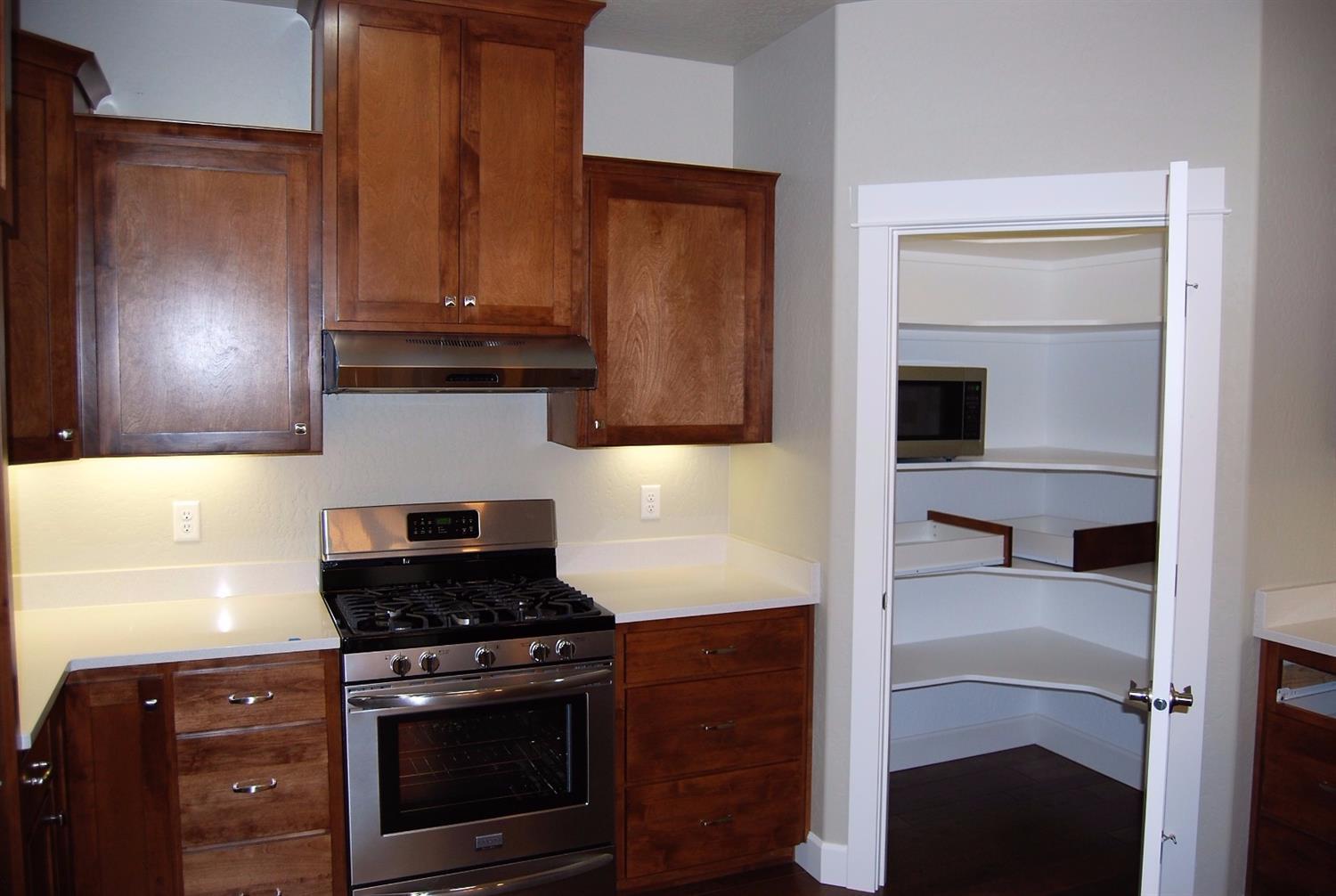 1096 Boulder Ridge Street Central Point, OR 97502 - Photo 10 of 24 Walk-in pantry with microwave, solatube