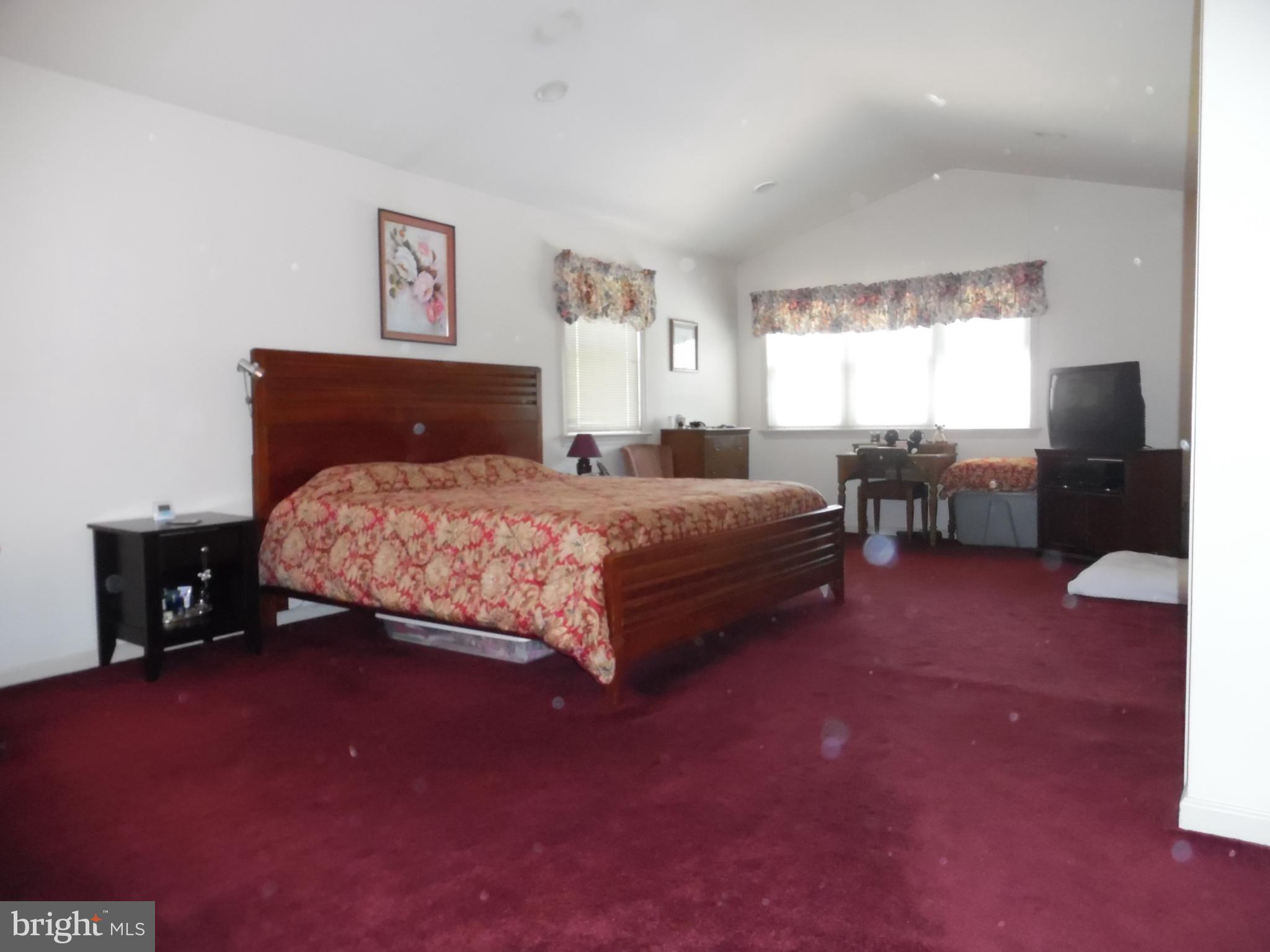 9 Roberts Road Malvern, PA 19355 - Photo 9 of 20 Large Master Bedroom