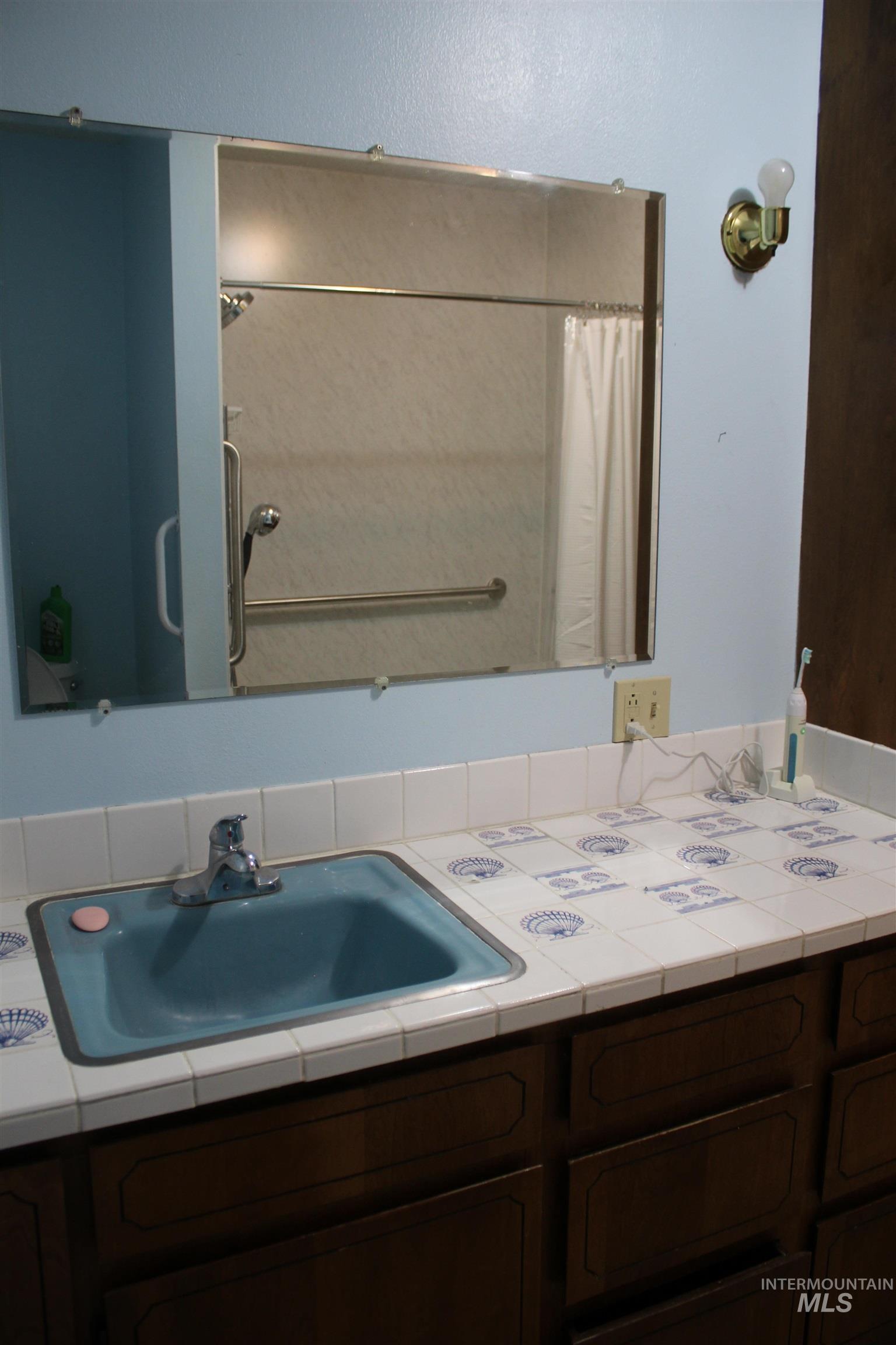 1034 Greencreek Road Greencreek, ID 83533 - Photo 13 of 42 Bathroom with vanity and curtained shower