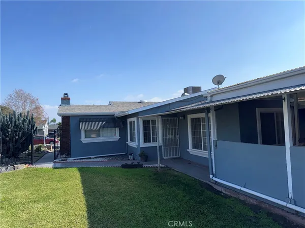 a view of outdoor space yard and balcony