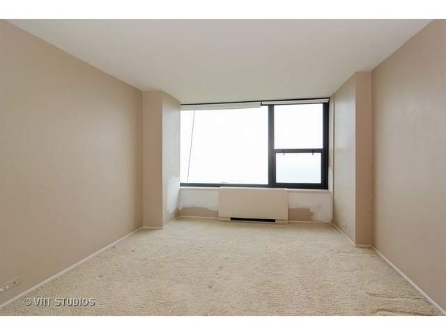 1850 North Clark Street, Unit 2801 Chicago, IL 60614 - Photo 6 of 10 a view of an empty room with a window