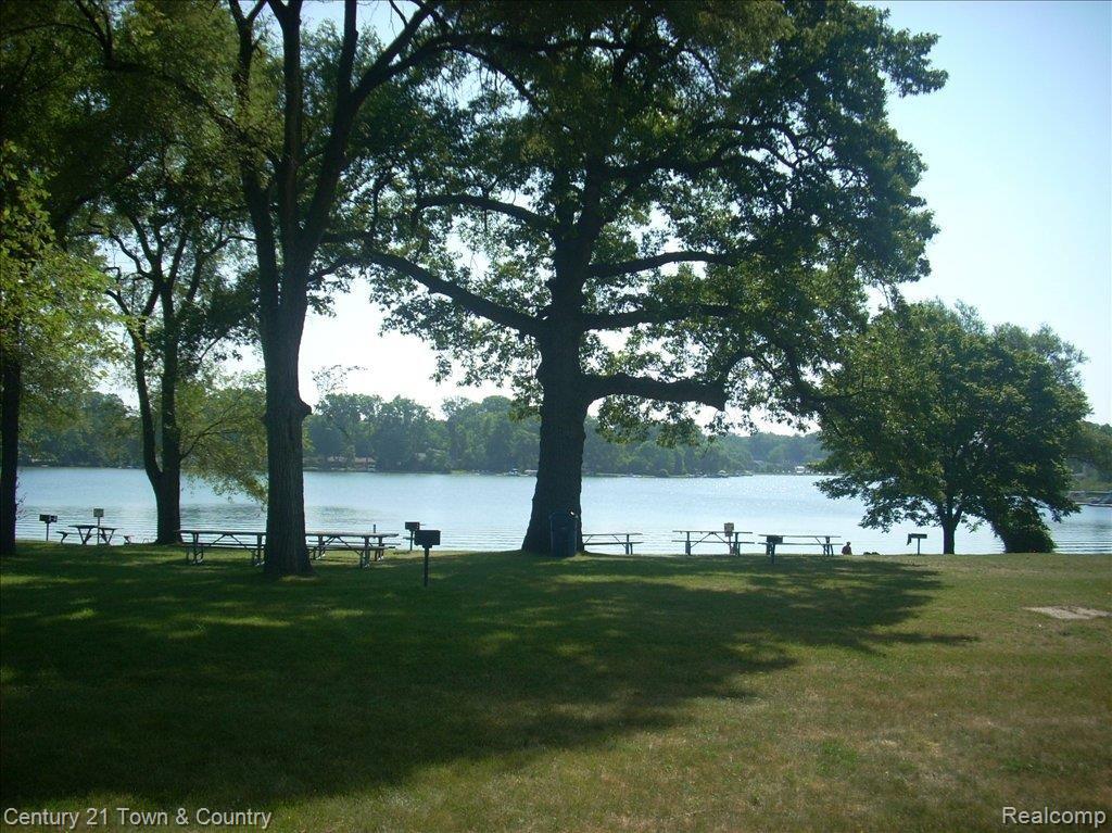 204 Crescent Road Waterford, MI 48327 - Photo 17 of 19 Park/playgrd. area