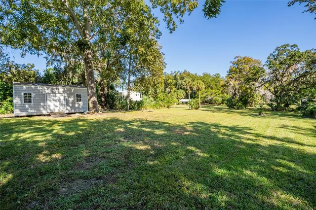 a view of yard with green space
