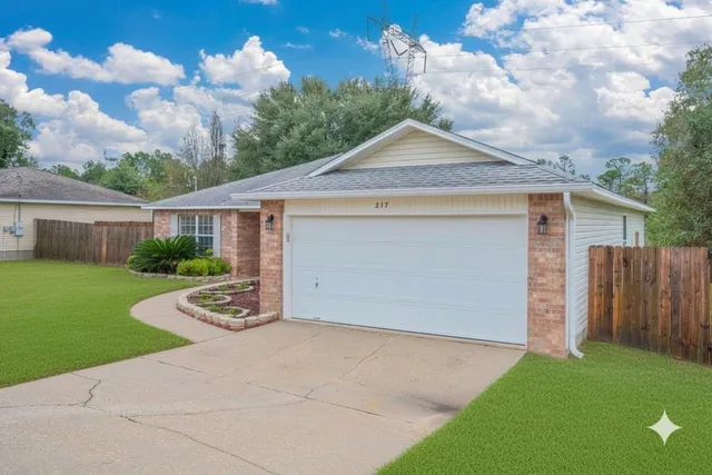 a view of a house with yard