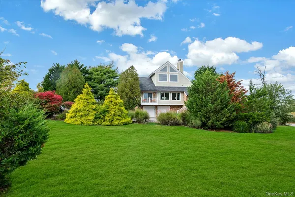 $1,449,998 | 33 Old Canoe Place Road, Hampton Bays, NY 11946