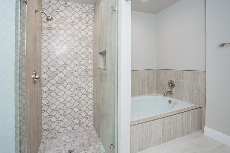 49 Columbia Drive Rancho Mirage, CA 92270 - Photo 23 of 52 a bathroom with a bathtub