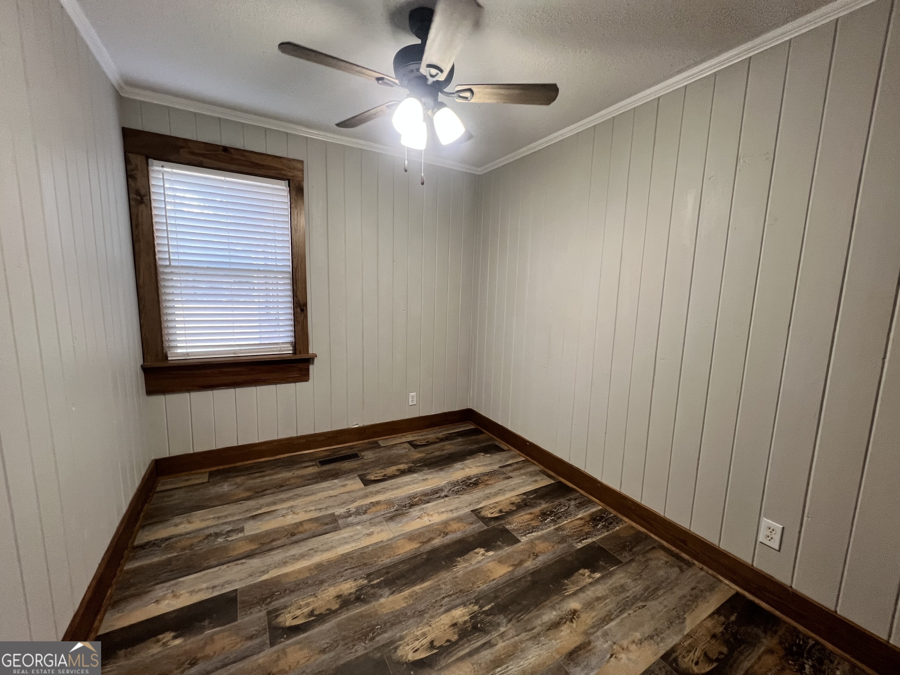 343 Morrison Street Mount Vernon, GA 30445 - Photo 7 of 22 a view of a room with window ceiling fan and windows