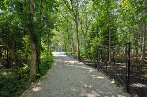 $2,995,000 | 14 Livery Lane, East Hampton, NY 11937