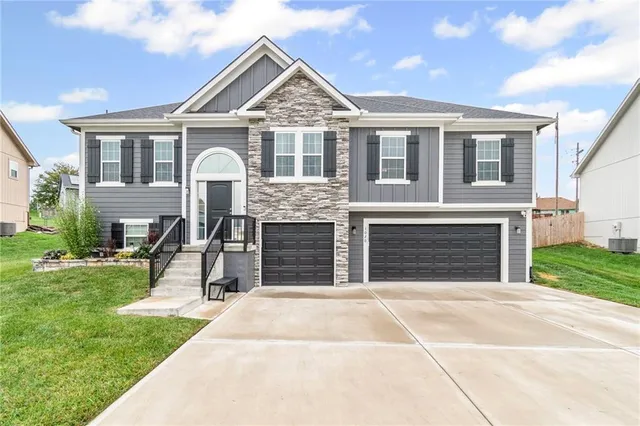 $420,000 | 1020 Poplar Lane, Liberty, MO 64068