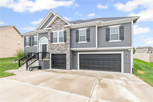 $420,000 | 1020 Poplar Lane, Liberty, MO 64068