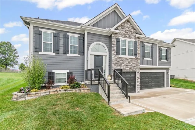 $420,000 | 1020 Poplar Lane, Liberty, MO 64068