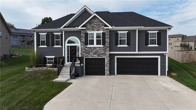 $420,000 | 1020 Poplar Lane, Liberty, MO 64068