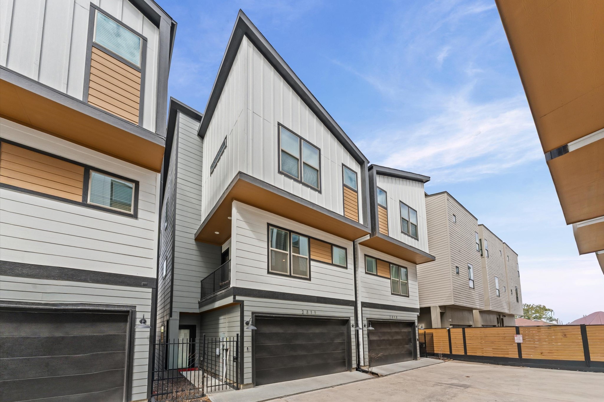 2311 Eagle Street Houston, TX 77004 - Photo 17 of 21 a view of a large white building