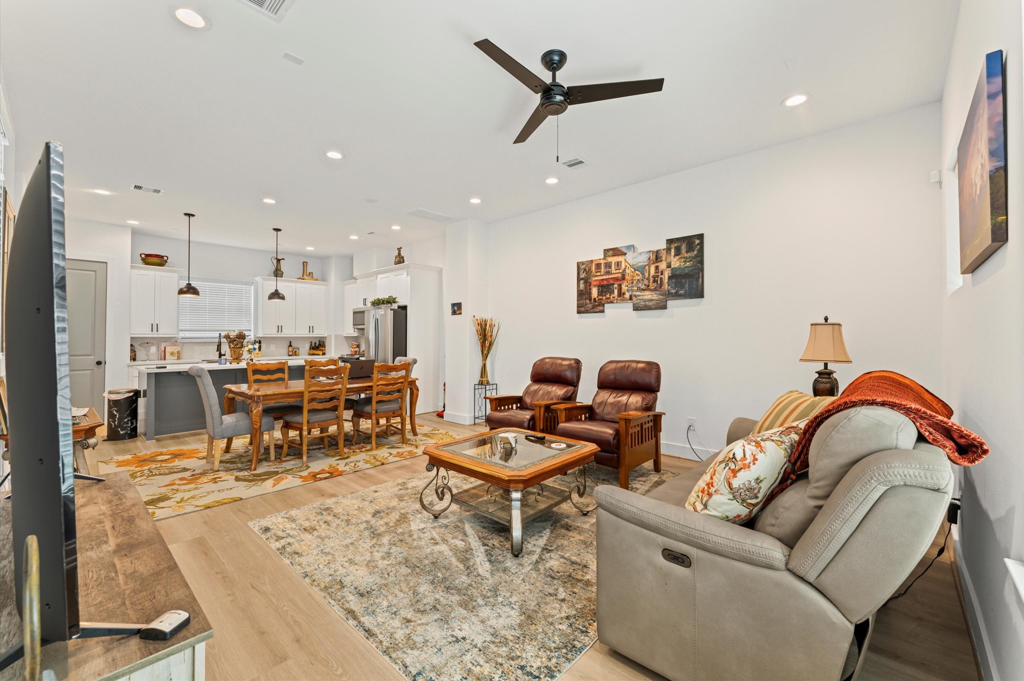 2311 Eagle Street Houston, TX 77004 - Photo 4 of 21 a living room with furniture and kitchen view