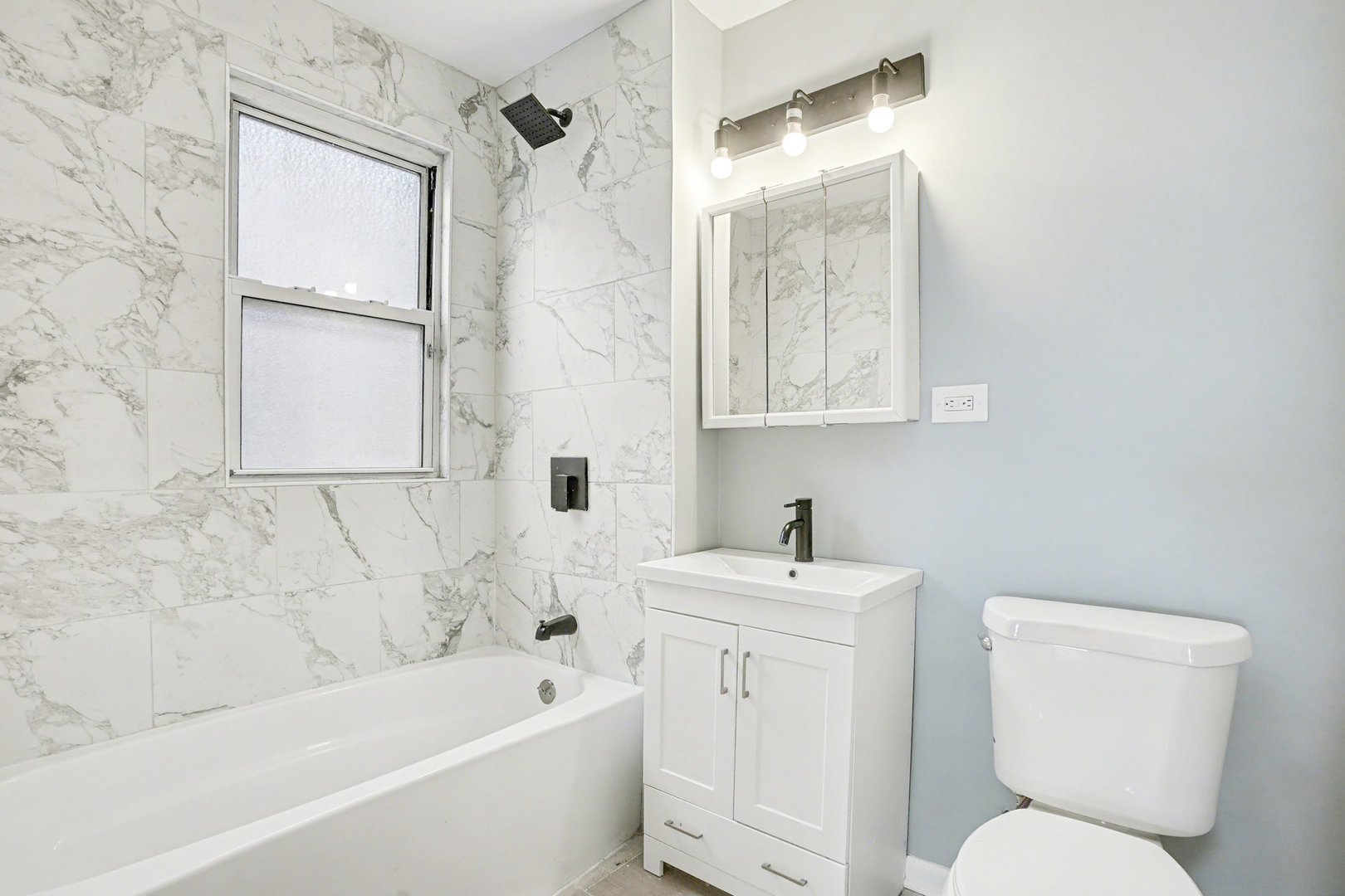 6954 South Prairie Avenue Chicago, IL 60637 - Photo 8 of 15 a bathroom with a toilet sink and bathtub