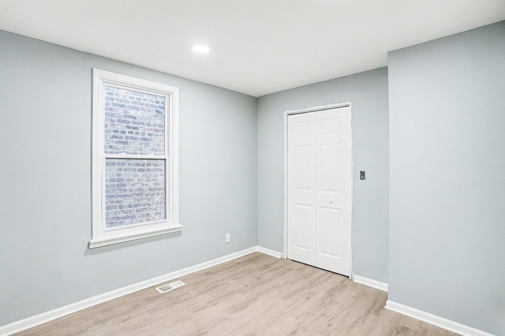 6954 South Prairie Avenue Chicago, IL 60637 - Photo 9 of 15 an empty room with windows