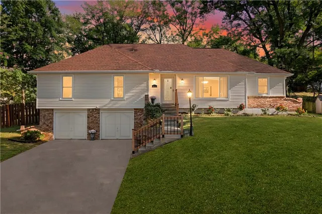 $339,000 | 6717 Northwest Lawson Lane, Parkville, MO 64152