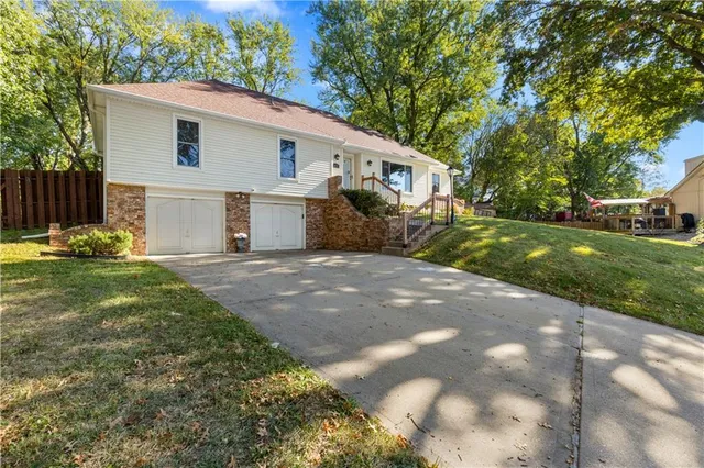 $339,000 | 6717 Northwest Lawson Lane, Parkville, MO 64152