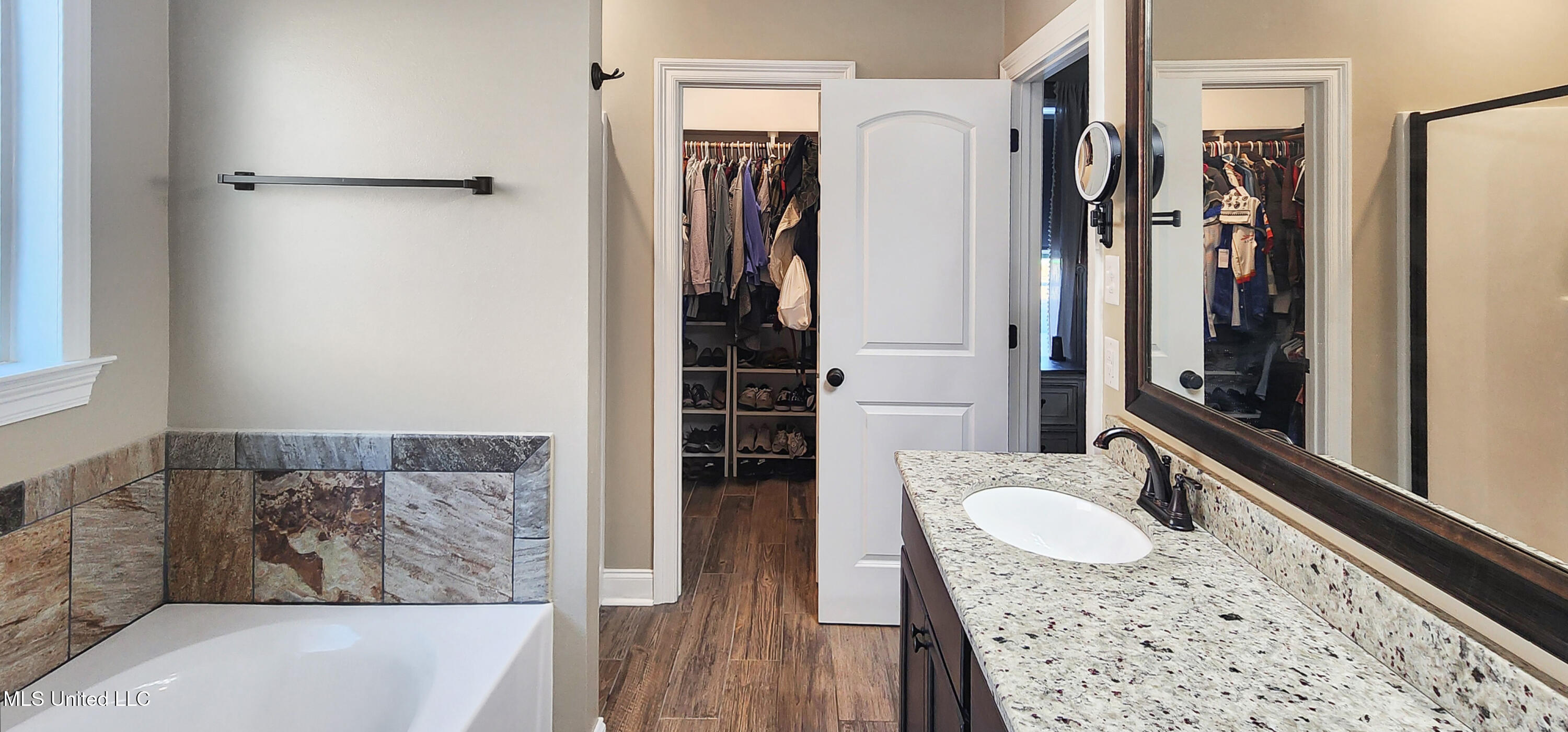 14456 North Swan Road Gulfport, MS 39503 - Photo 17 of 28 Walk-in Closet