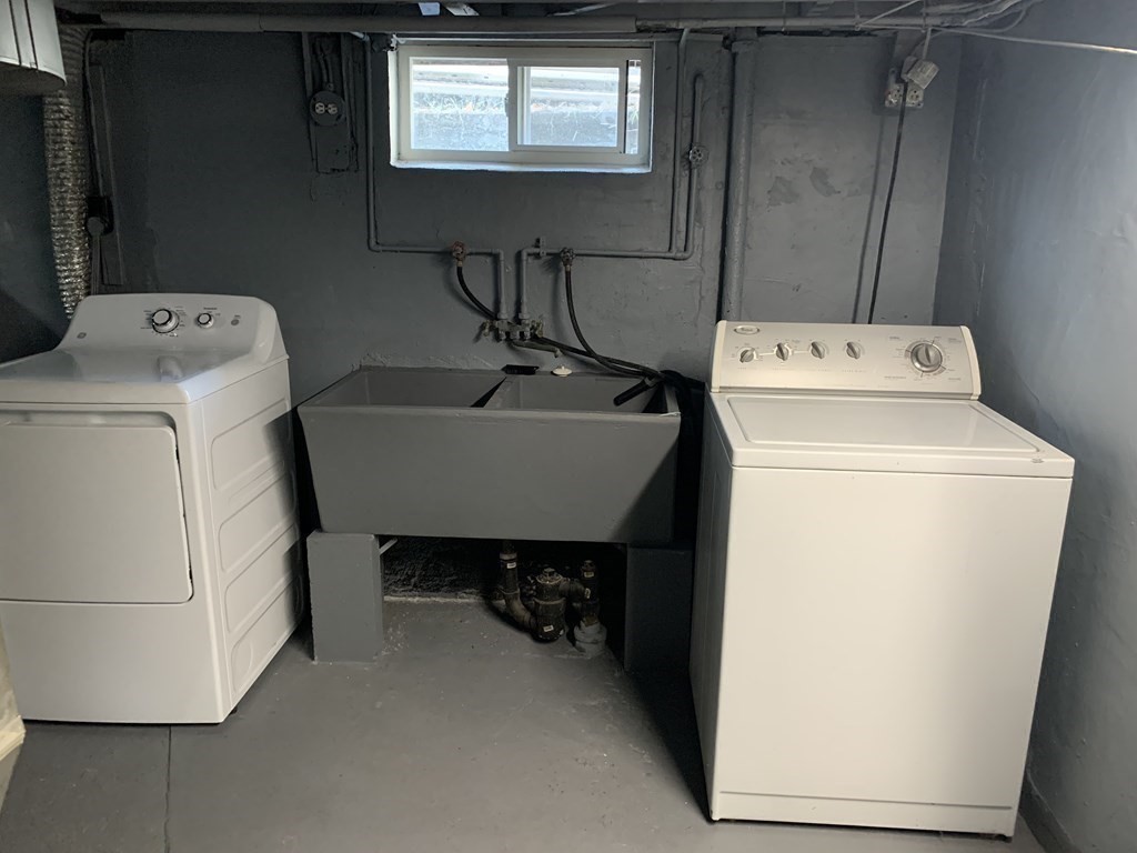 44 Ellsworth Avenue Springfield, MA 01118 - Photo 36 of 40 a utility room with dryer and washer