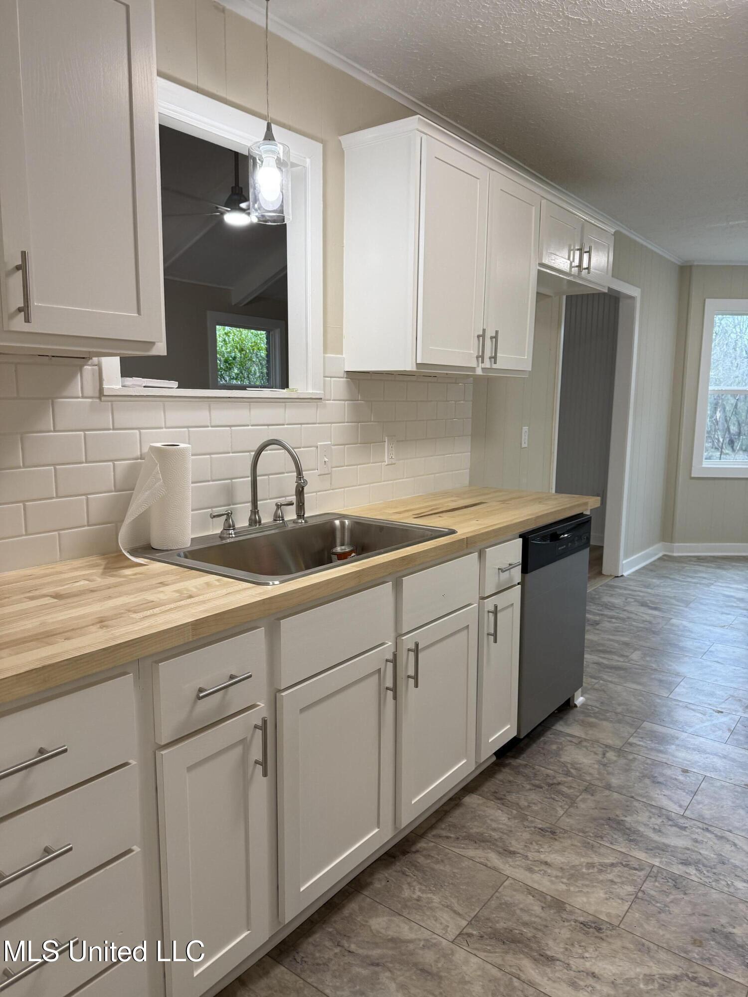 320 Eagle Cove Pearl, MS 39208 - Photo 13 of 47 Pass Through to Living Room