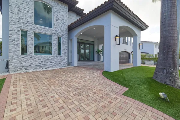 a view of outdoor space yard and balcony
