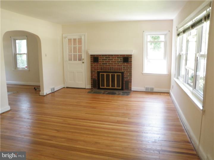 1822 Prospect Ridge Boulevard Haddon Heights, NJ 08035 - Photo 4 of 15 Living Room