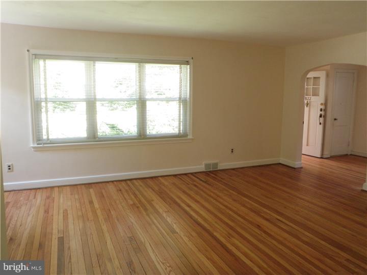 1822 Prospect Ridge Boulevard Haddon Heights, NJ 08035 - Photo 5 of 15 Living Room