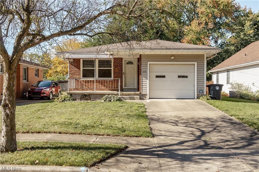 View of front of home with a front yard
