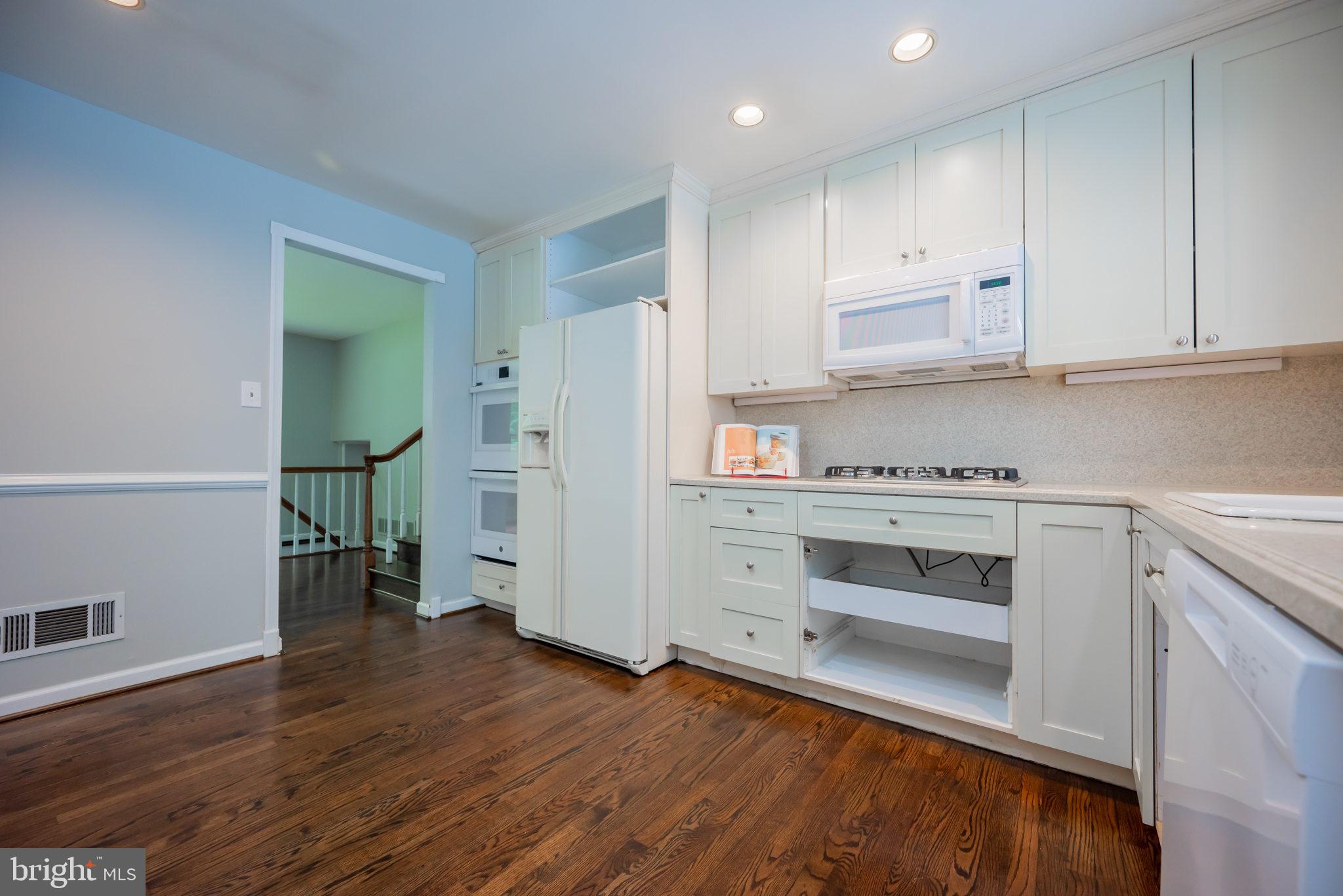 2707 Tonbridge Drive Wilmington, DE 19810 - Photo 18 of 34 New Microwave & Shaker Style Cabinet Doors