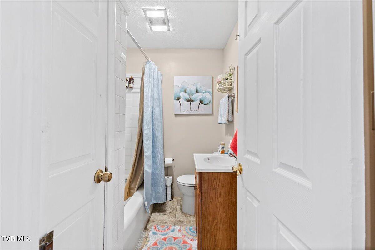 320 Sherwood Road Bristol, VA 24201 - Photo 12 of 36 12-128A3504