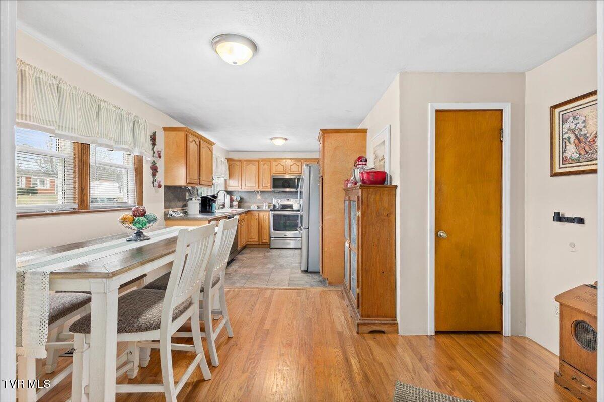 320 Sherwood Road Bristol, VA 24201 - Photo 15 of 36 15-128A3514