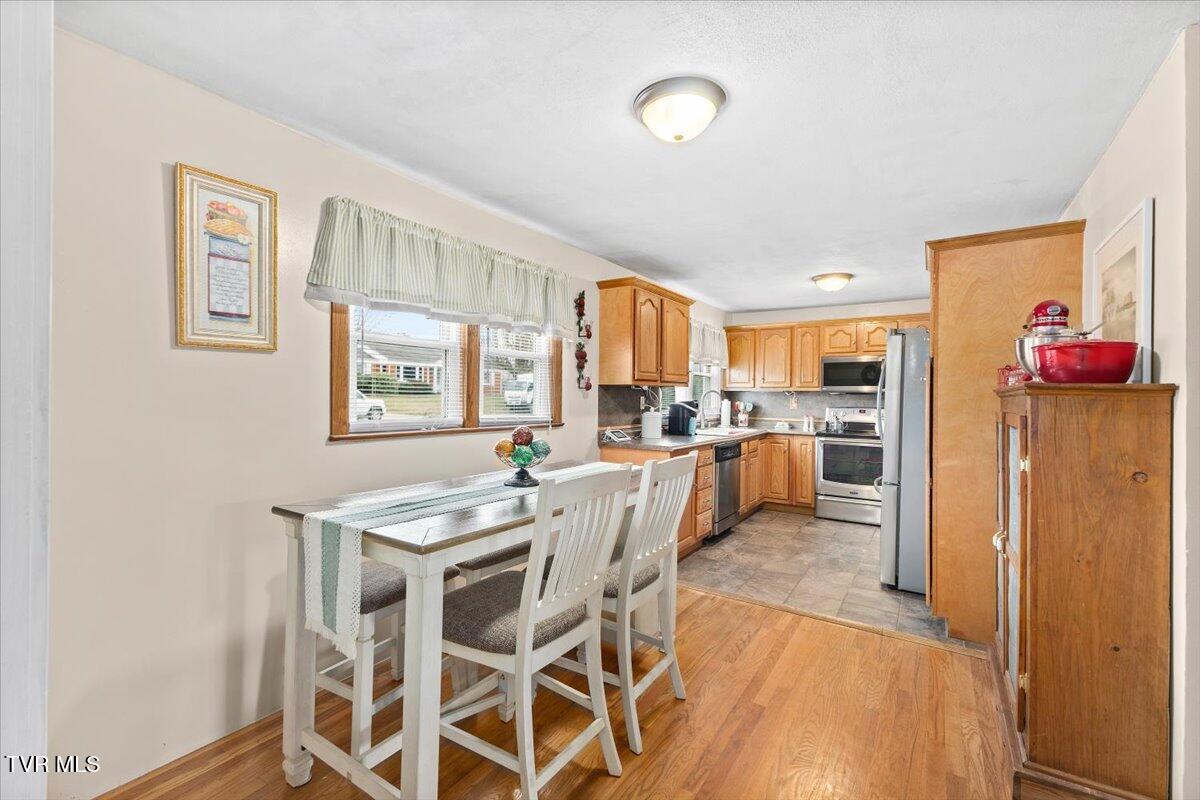 320 Sherwood Road Bristol, VA 24201 - Photo 16 of 36 16-128A3518