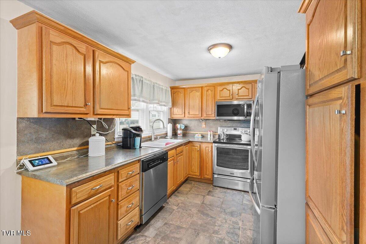 320 Sherwood Road Bristol, VA 24201 - Photo 17 of 36 17-128A3522