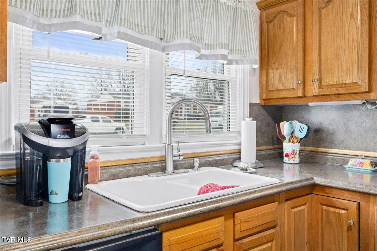 320 Sherwood Road Bristol, VA 24201 - Photo 18 of 36 18-128A3526