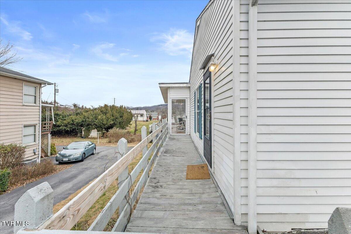 320 Sherwood Road Bristol, VA 24201 - Photo 25 of 36 27-128A3560