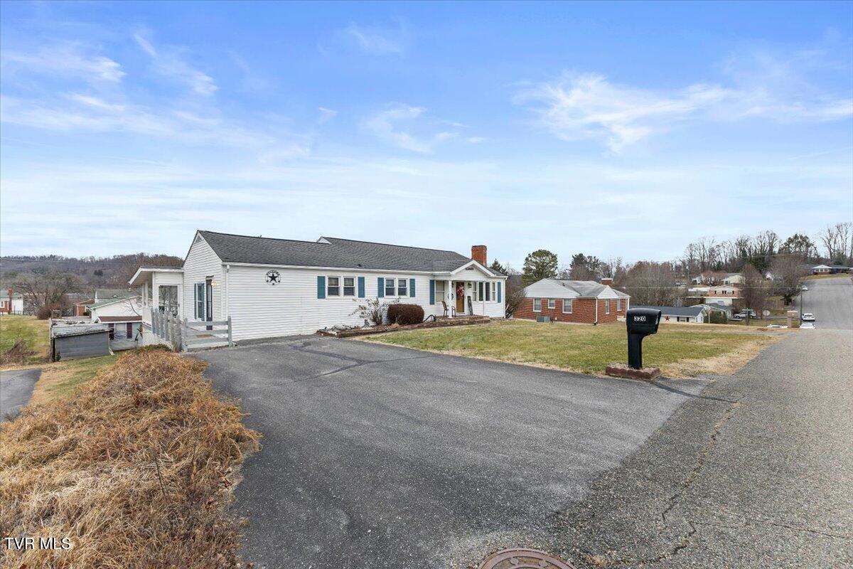 320 Sherwood Road Bristol, VA 24201 - Photo 4 of 36 04-128A3569