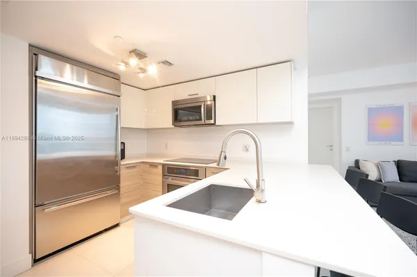 $4,000 | 1300 Brickell Bay Drive, Unit 1601, Miami, FL 33131