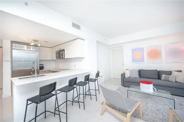 $4,000 | 1300 Brickell Bay Drive, Unit 1601, Miami, FL 33131