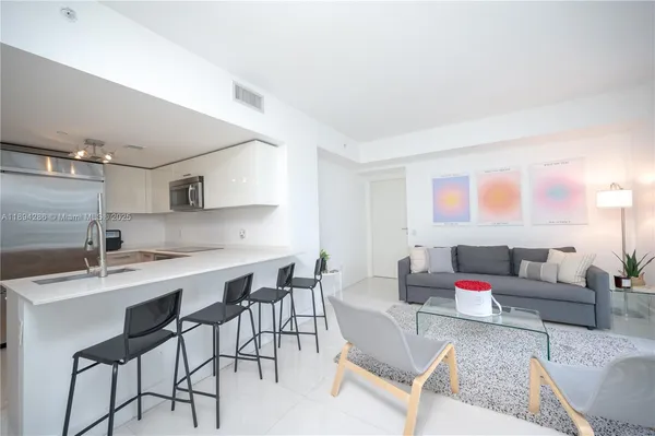 $4,000 | 1300 Brickell Bay Drive, Unit 1601, Miami, FL 33131