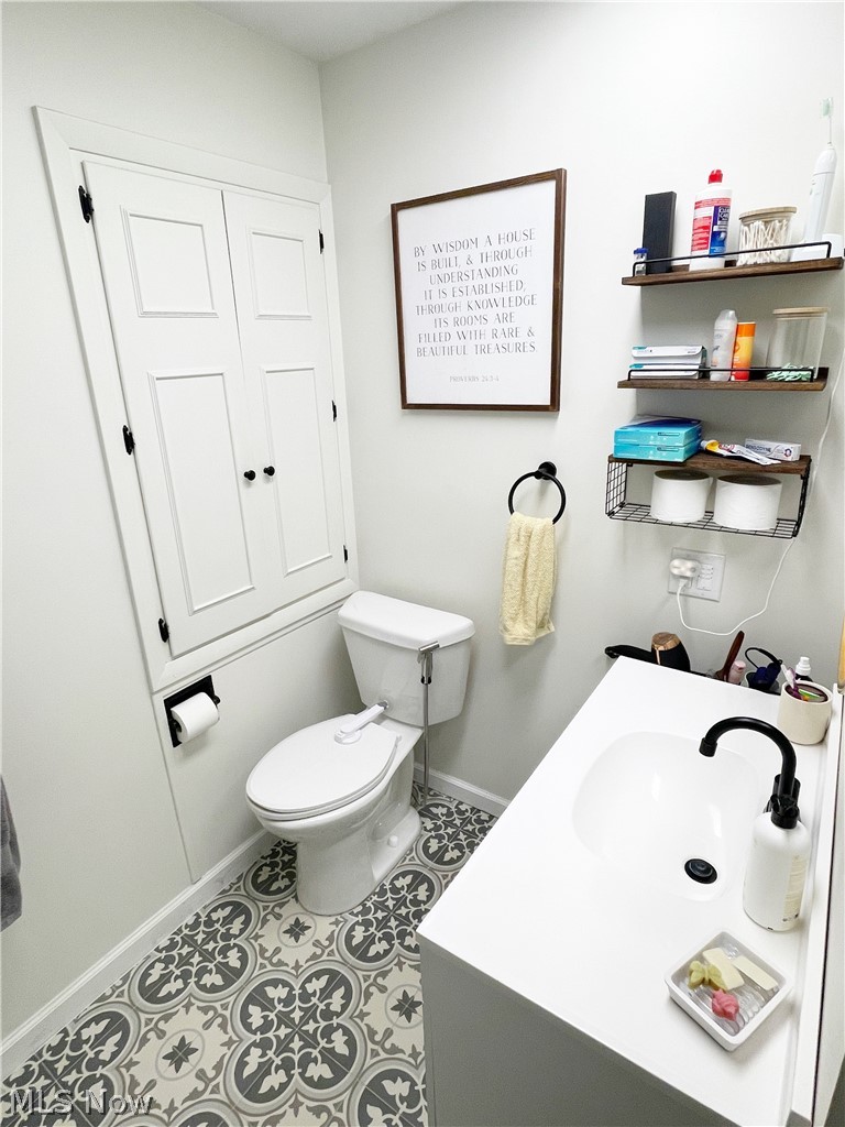 5804 Hills And Dales Road Northwest Canton, OH 44708 - Photo 21 of 28 Full master bathroom with tub/shower