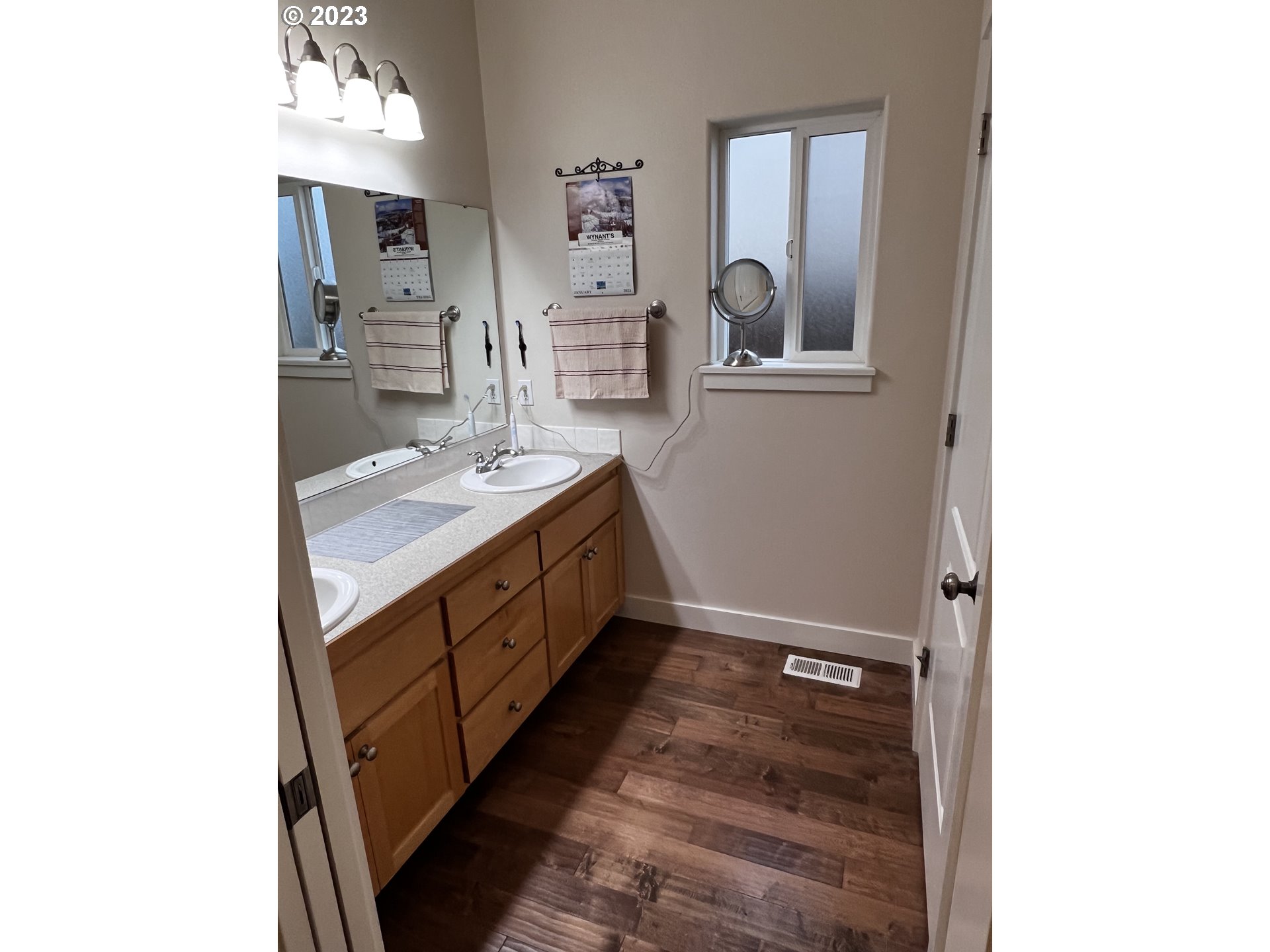 947 67th Place Springfield, OR 97478 - Photo 27 of 32 a bathroom with mirror and sink